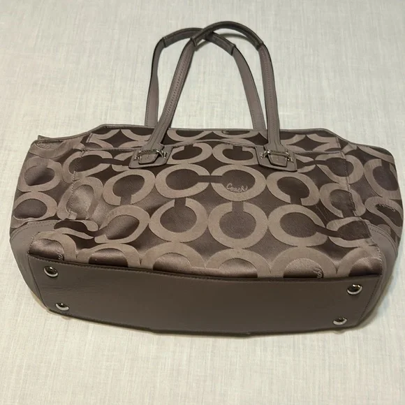 Coach Taylor OP Art Alexis Carryall. Inside zip. Zip Top Closure. - Picture 3 of 10